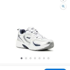 Avia Women's 5000 Performance Sneakers - new never worn size 9